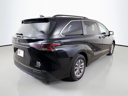 Used 2024 Toyota Sienna XLE FWD image 6