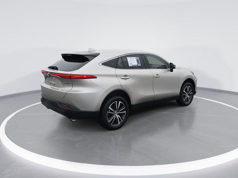 Used 2022 Toyota Venza LE image 3