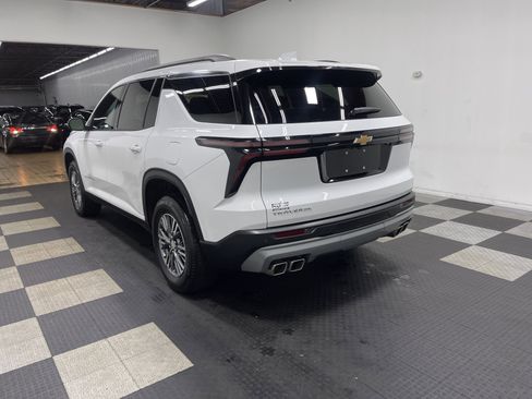 Used 2025 Chevrolet Traverse LT image 2