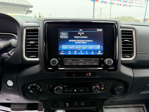 Used 2022 Nissan Frontier SV w/ Technology Package image 11