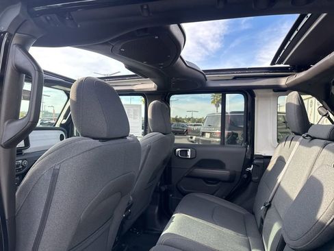 Certified 2025 Jeep Wrangler Unlimited Sahara w/ Safety Group image 18