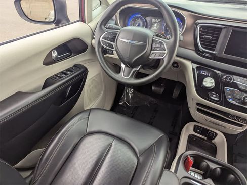 Used 2021 Chrysler Voyager Lxi image 17