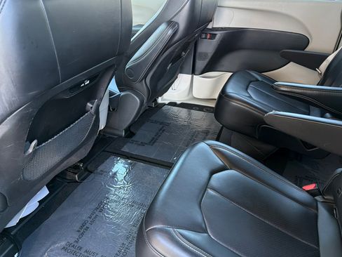 Used 2023 Chrysler Pacifica Touring-L FWD image 9