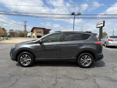 Used 2018 Toyota RAV4 LE image 2