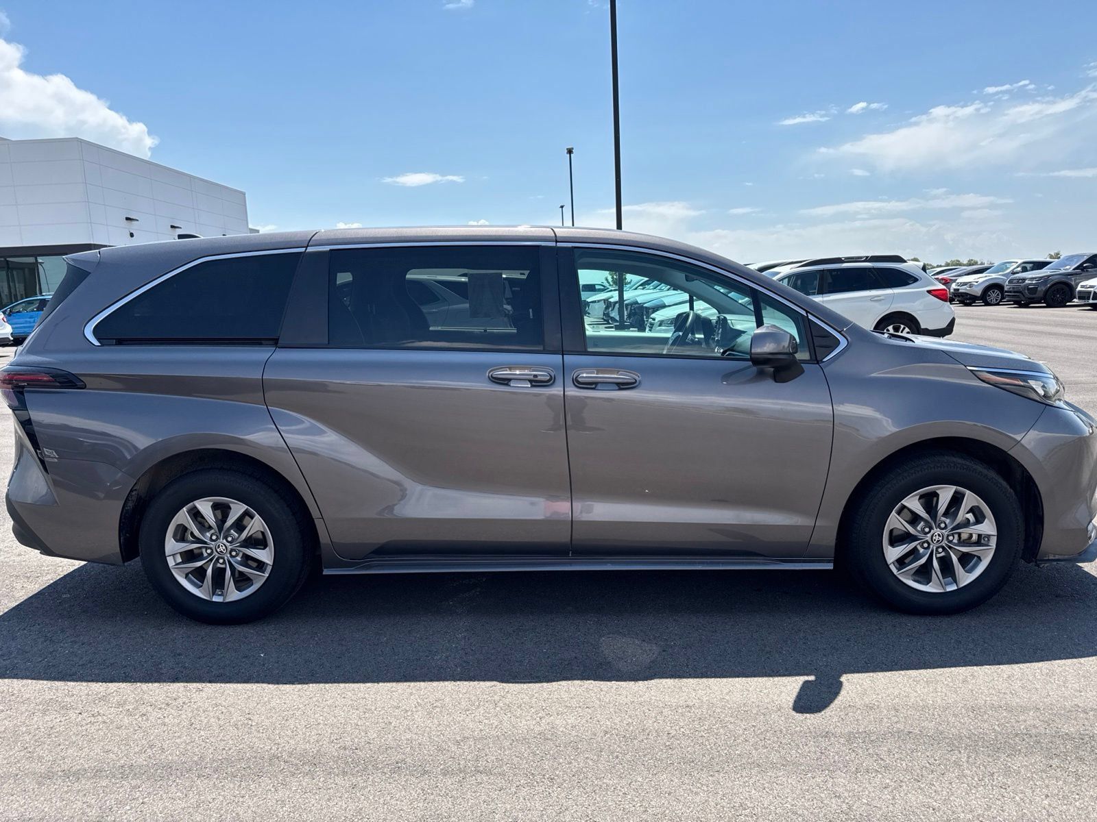 Used 2024 Toyota Sienna LE FWD image 8