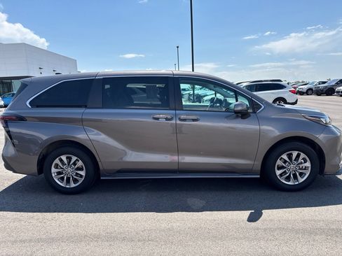 Used 2024 Toyota Sienna LE FWD image 8