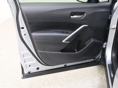 Used 2023 Toyota Corolla Cross XLE w/ Convenience Package FWD image 12