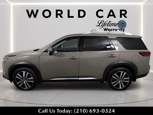 Used 2024 Nissan Pathfinder Platinum image 4