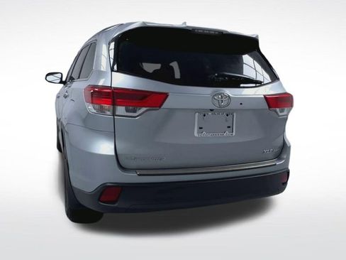 Used 2018 Toyota Highlander XLE AWD/4WD image 7