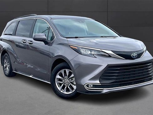 Used 2024 Toyota Sienna XLE image 7