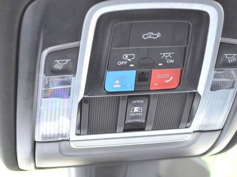 Used 2025 RAM 1500 Laramie AWD/4WD image 33