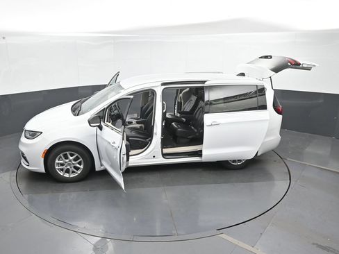 Used 2024 Chrysler Pacifica Touring-L FWD image 51