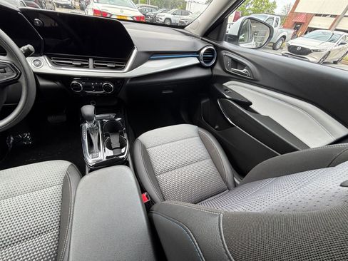 Used 2025 Chevrolet Trax LT image 36