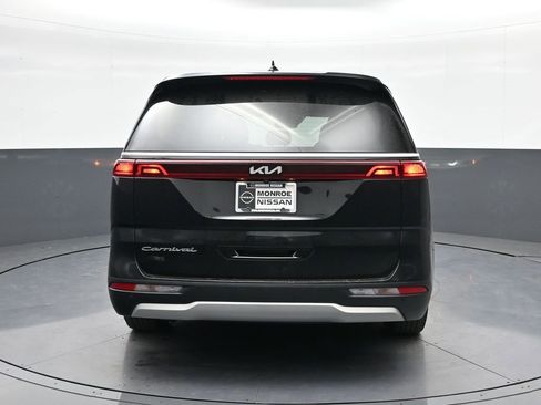 Used 2022 Kia Carnival EX image 6