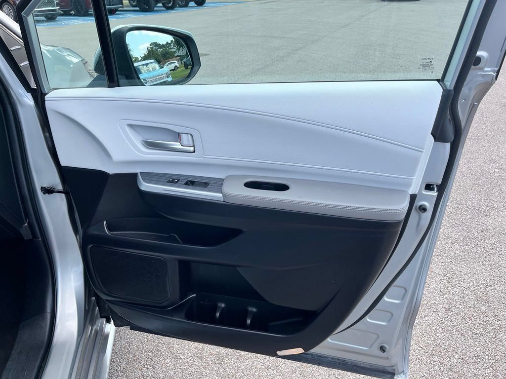 Used 2025 Toyota Sienna XLE FWD image 10