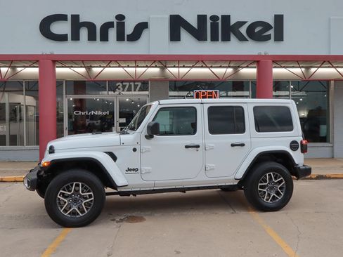 Used 2026 Jeep Wrangler Unlimited Sahara AWD/4WD image 1