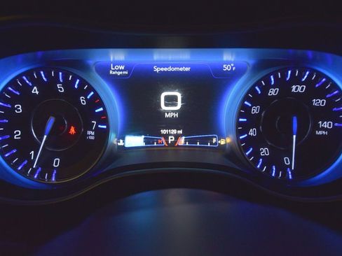 Used 2018 Chrysler 300 Limited image 18