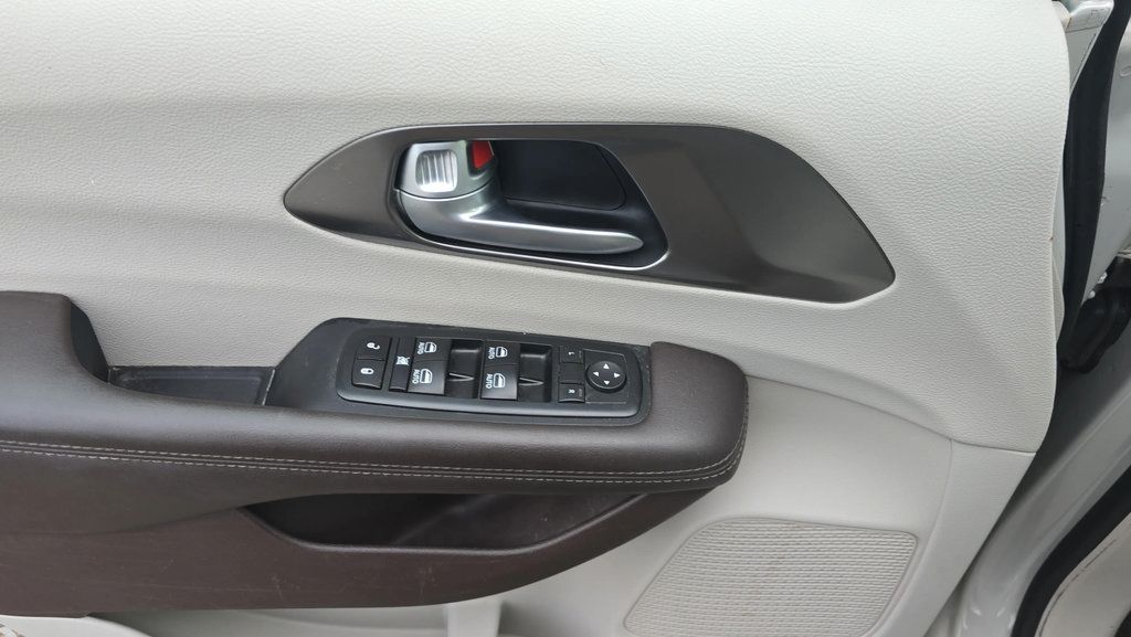 Used 2017 Chrysler Pacifica Touring-L Plus w/ Tire & Wheel Group FWD image 20