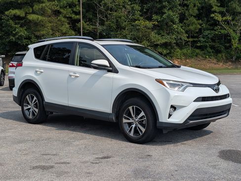 Used 2018 Toyota RAV4 XLE FWD image 11