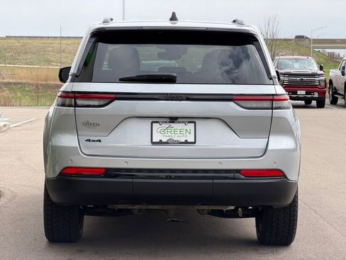 Used 2023 Jeep Grand Cherokee Altitude AWD/4WD image 8