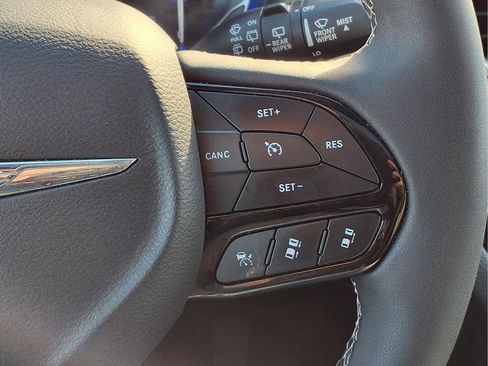 Used 2025 Chrysler Pacifica Limited image 14