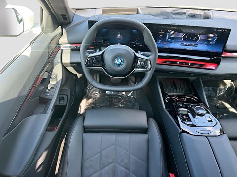 Used 2025 BMW i5 eDrive40i w/ Premium Package image 23