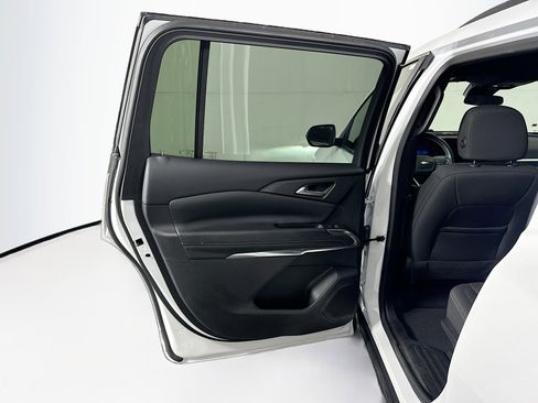 Used 2025 Chevrolet Traverse LT FWD image 26