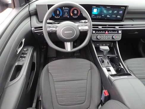 Certified 2025 Hyundai Santa Cruz SE image 3