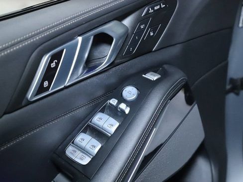 Used 2023 BMW X7 xDrive40i w/ M Sport Package AWD/4WD image 32
