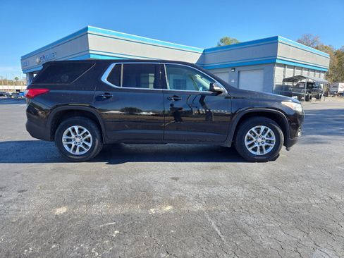 Used 2021 Chevrolet Traverse LS image 3