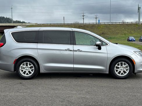 Used 2019 Chrysler Pacifica LX image 2