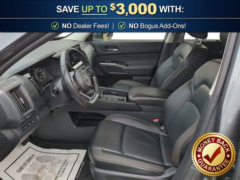 Used 2025 Nissan Pathfinder SL image 14