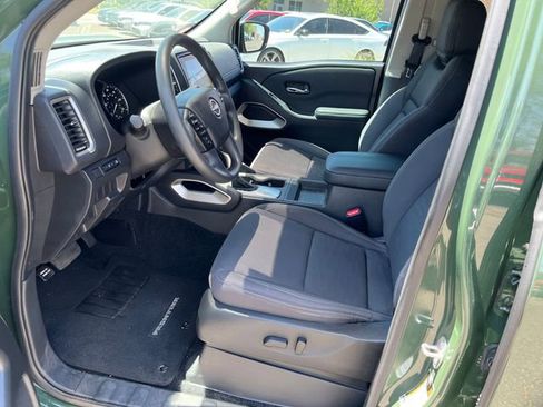 Used 2024 Nissan Frontier SV RWD image 2