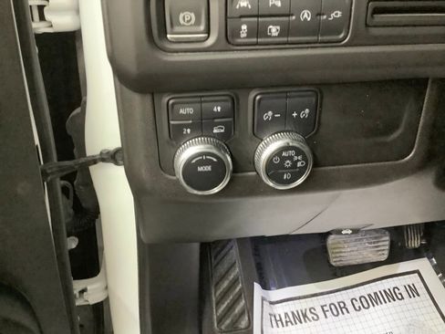 Used 2022 GMC Yukon XL SLT w/ SLT Premium Package image 15