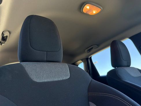 Used 2018 Jeep Cherokee Latitude FWD image 19