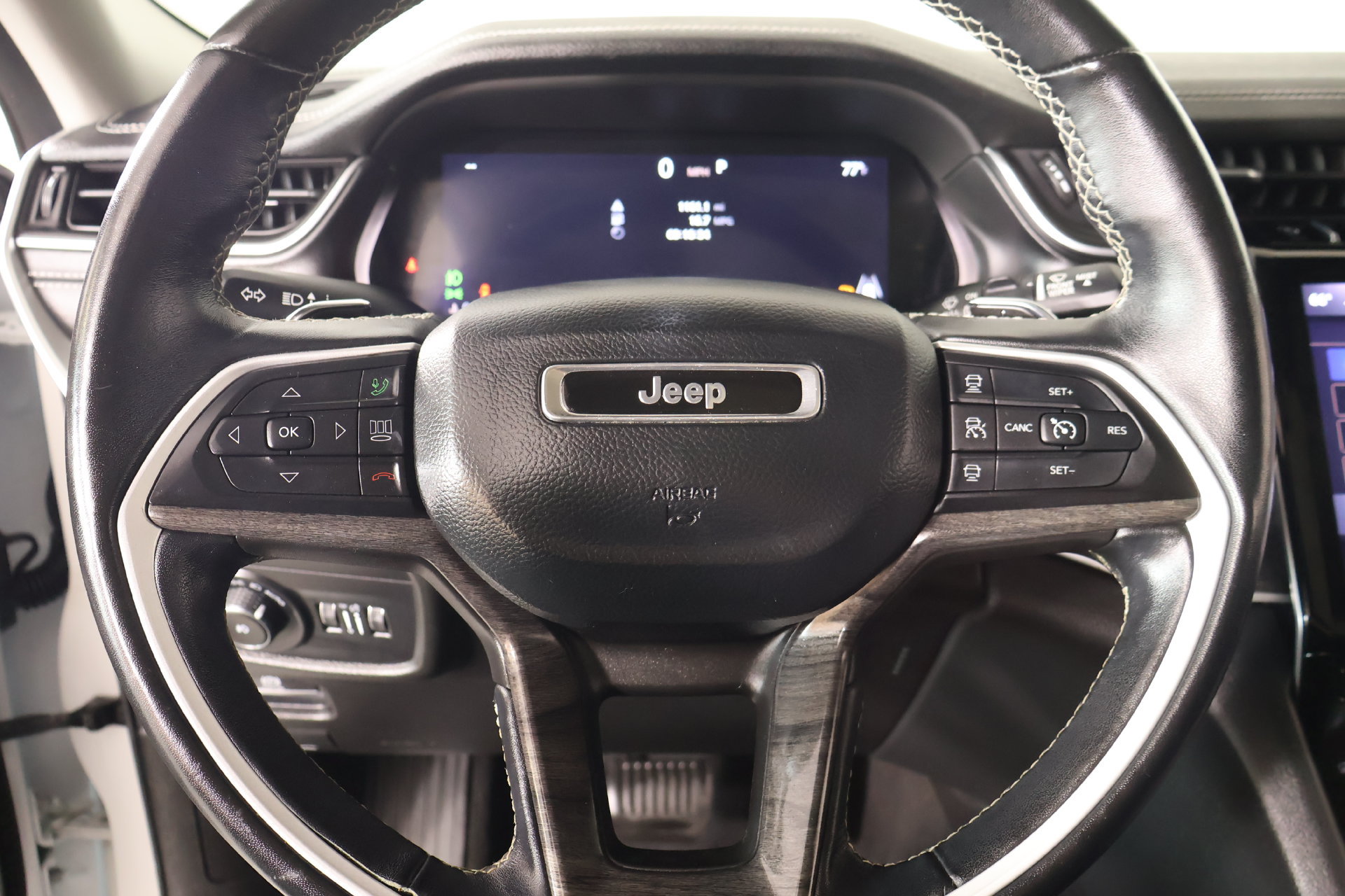 Used 2022 Jeep Grand Cherokee L Limited w/ Luxury Tech Group II RWD image 3