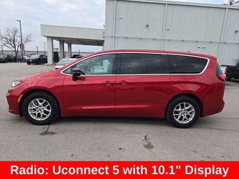 Used 2025 Chrysler Pacifica Select image 5