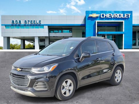 Used 2020 Chevrolet Trax LT w/ LT Convenience Package FWD image 2