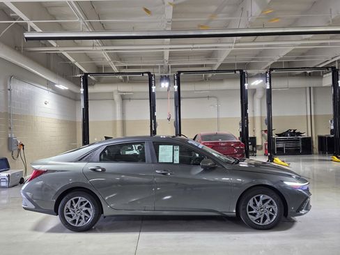 Certified 2024 Hyundai Elantra Blue image 8