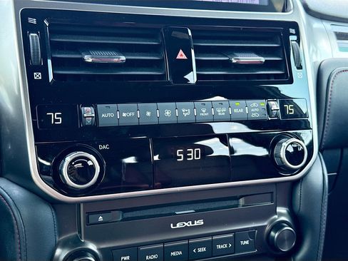 Used 2023 Lexus GX 460 Premium w/ Accessory Package AWD/4WD image 33