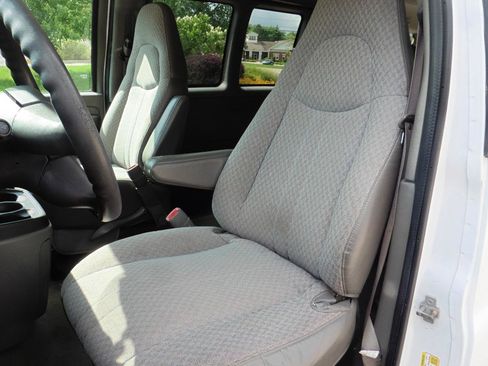 Used 2007 Chevrolet Express 3500 Extended Passenger RWD image 17