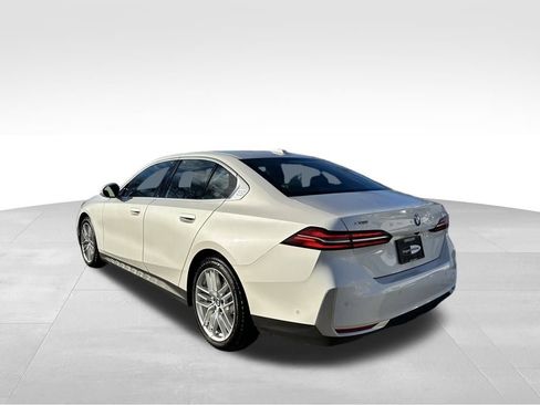 Used 2025 BMW 530i xDrive w/ Premium Package image 9