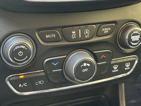Used 2019 Jeep Cherokee Latitude Plus AWD/4WD image 17