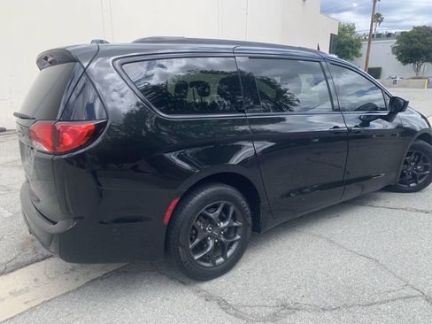 Used 2019 Chrysler Pacifica Touring-L FWD image 10