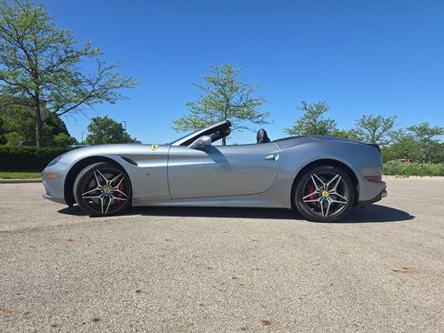 Used 2017 Ferrari California T RWD image 12