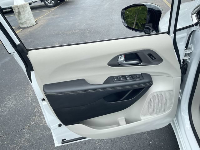 Used 2024 Chrysler Pacifica Touring-L FWD image 21