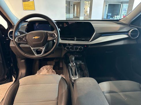 Used 2025 Chevrolet Trax LT w/ LT Convenience Package image 33