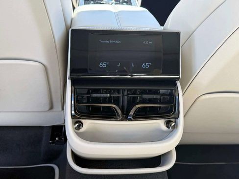 Used 2025 Bentley Flying Spur Plug-In Hybrid AWD/4WD image 38
