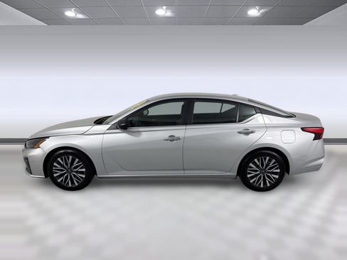 Used 2025 Nissan Altima 2.5 SV FWD image 2