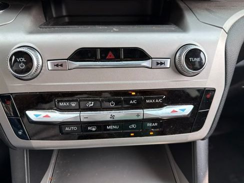 Used 2022 Ford Explorer XLT w/ Equipment Group 202A AWD/4WD image 9